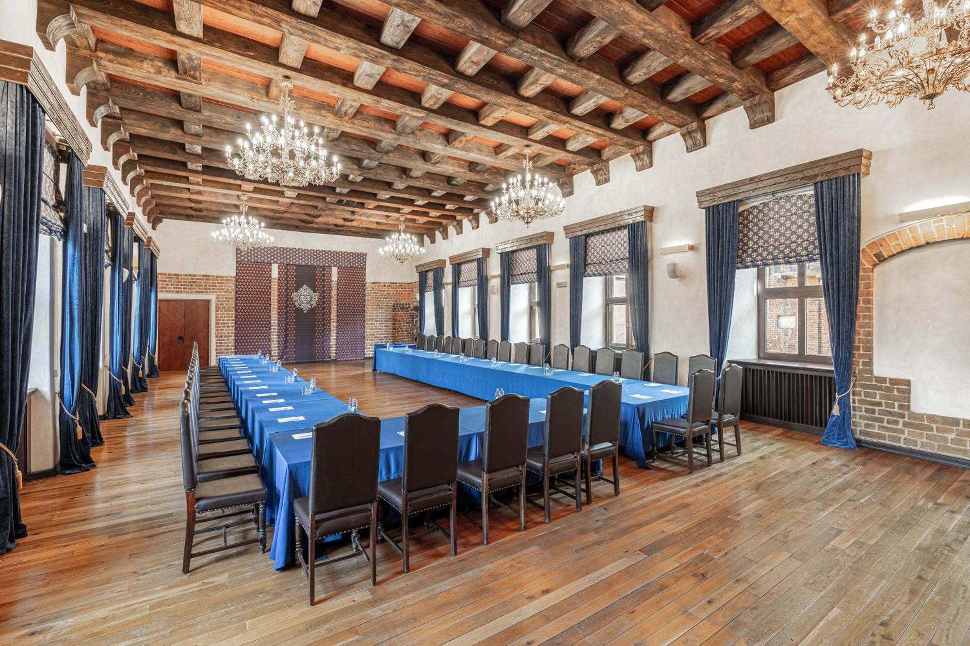 Zamek Uniejow Aparthotel Екстериор снимка
