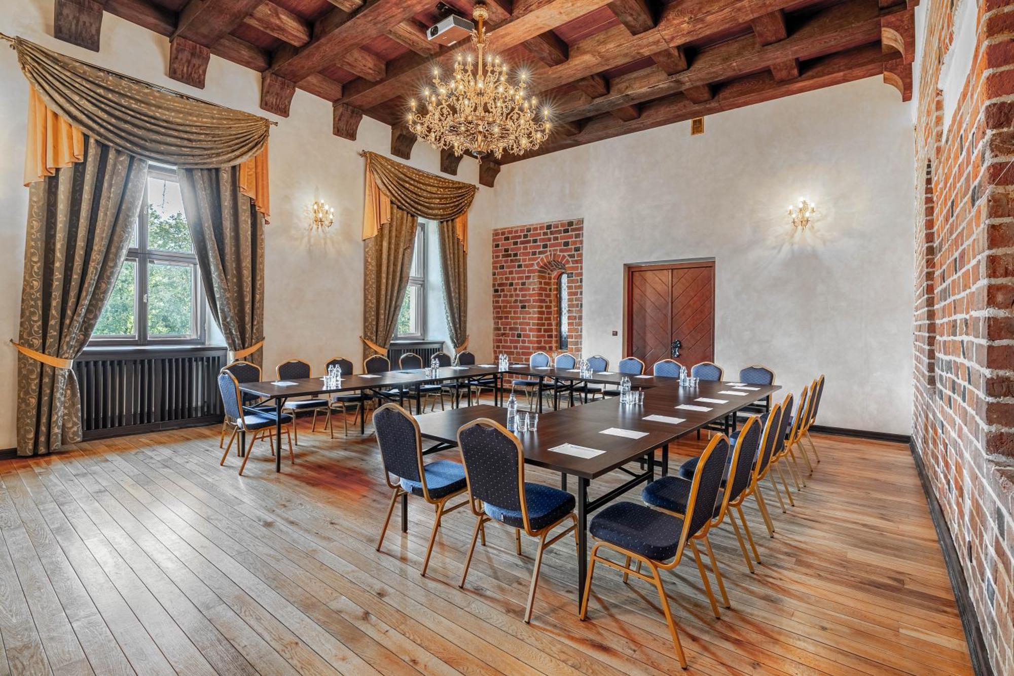 Zamek Uniejow Aparthotel Екстериор снимка