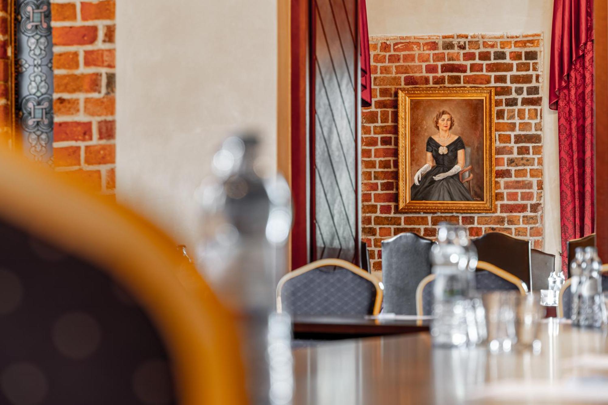 Zamek Uniejow Aparthotel Екстериор снимка