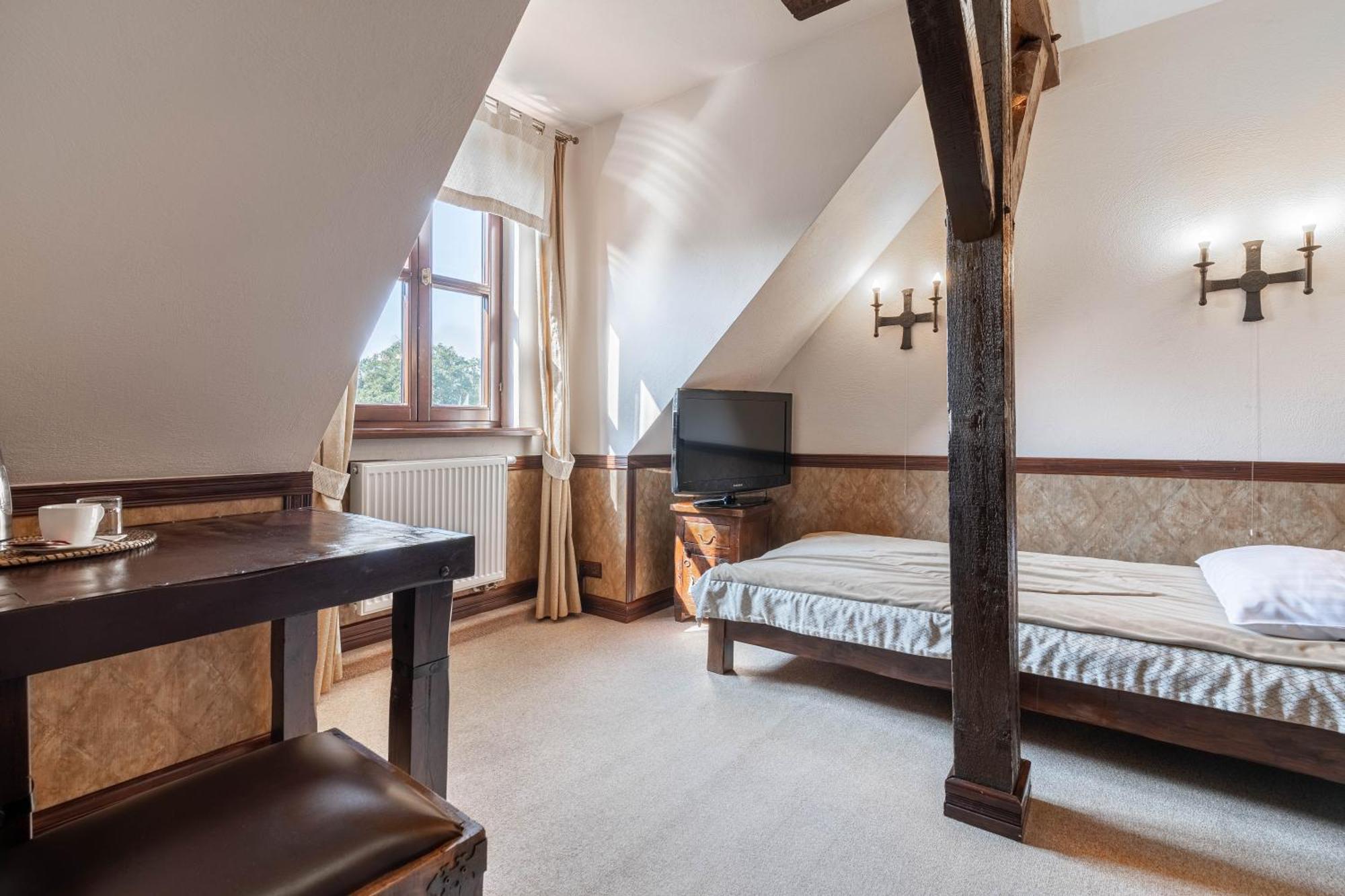 Zamek Uniejow Aparthotel Екстериор снимка