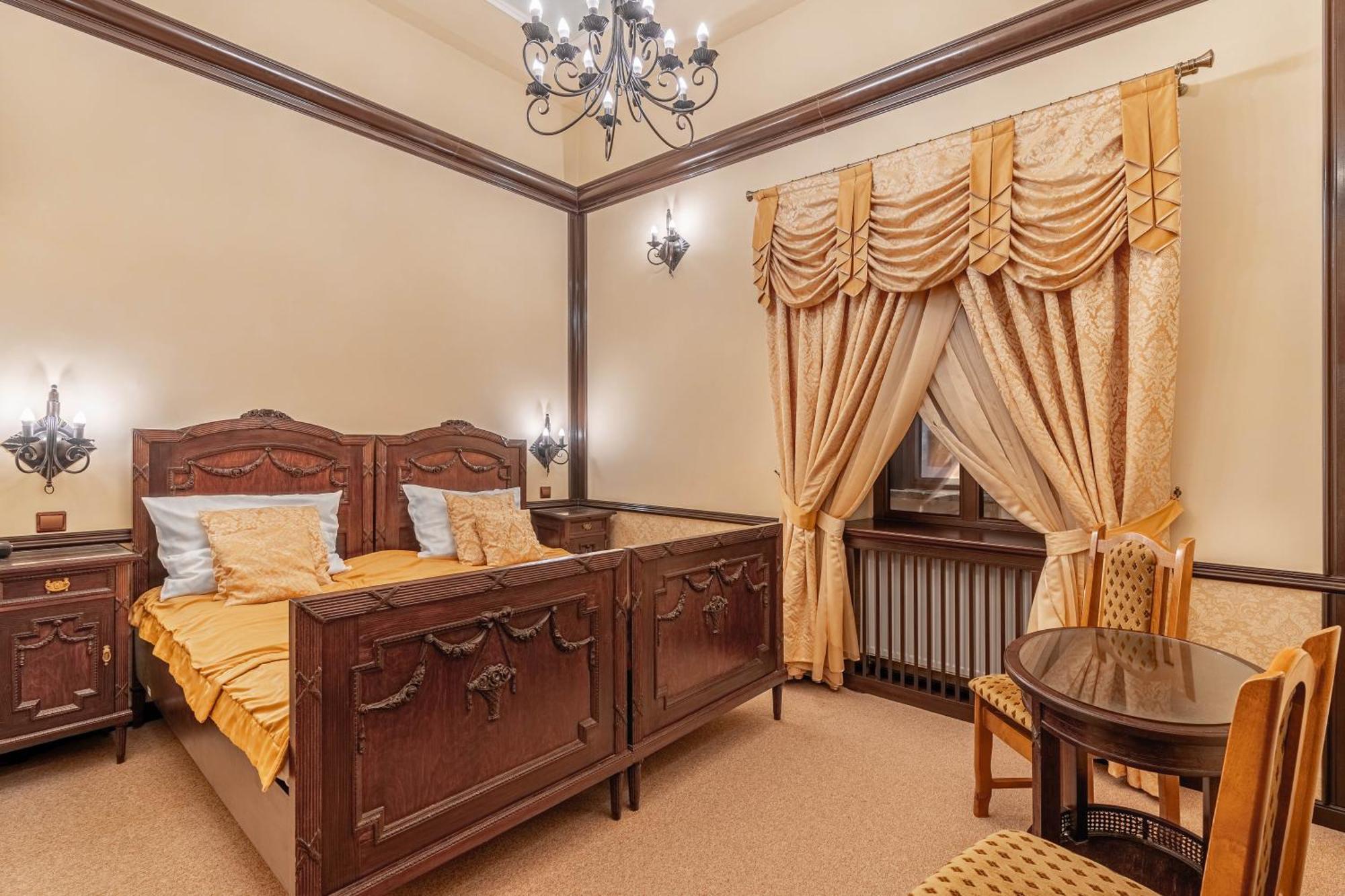Zamek Uniejow Aparthotel Екстериор снимка