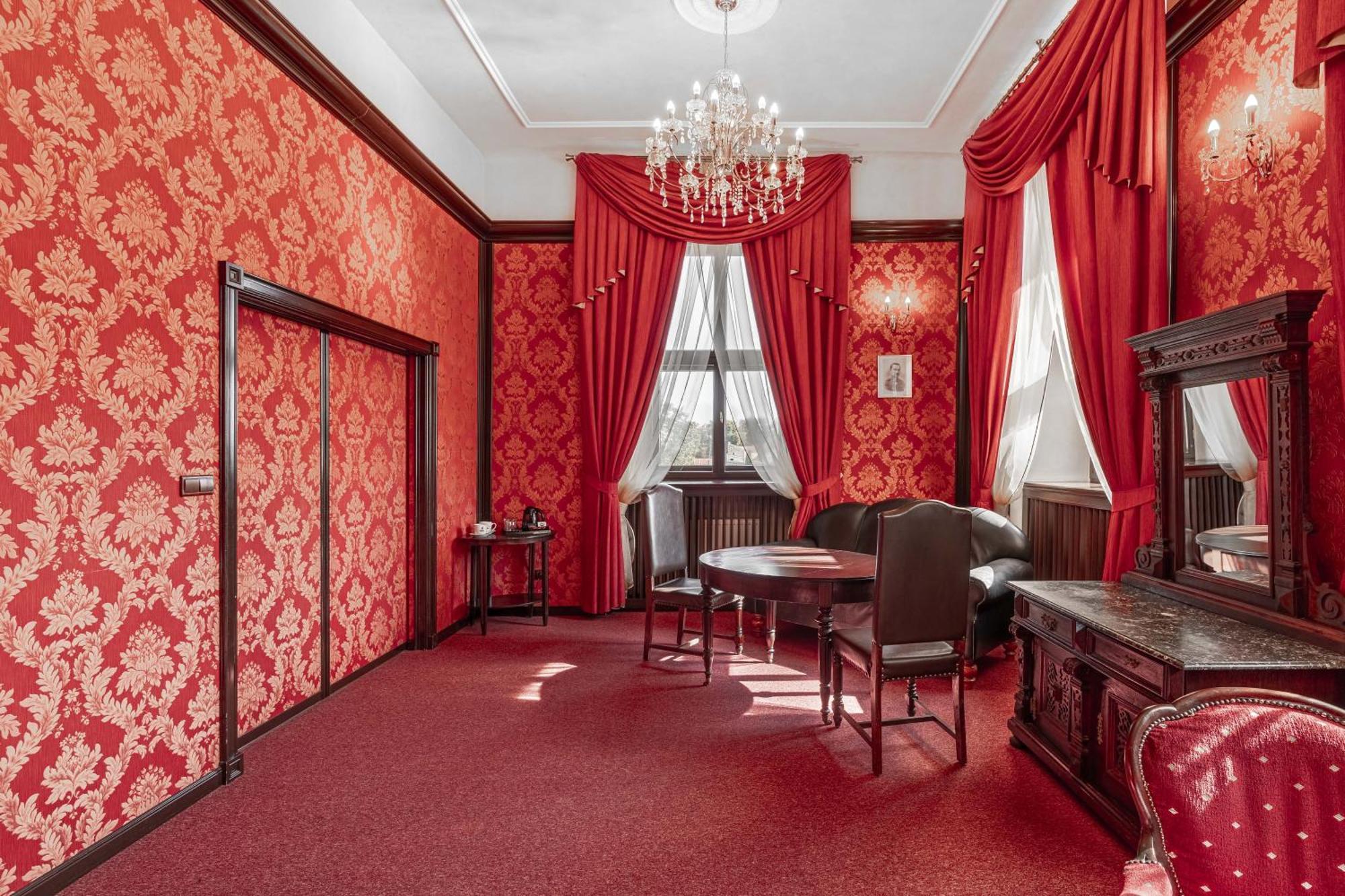 Zamek Uniejow Aparthotel Екстериор снимка