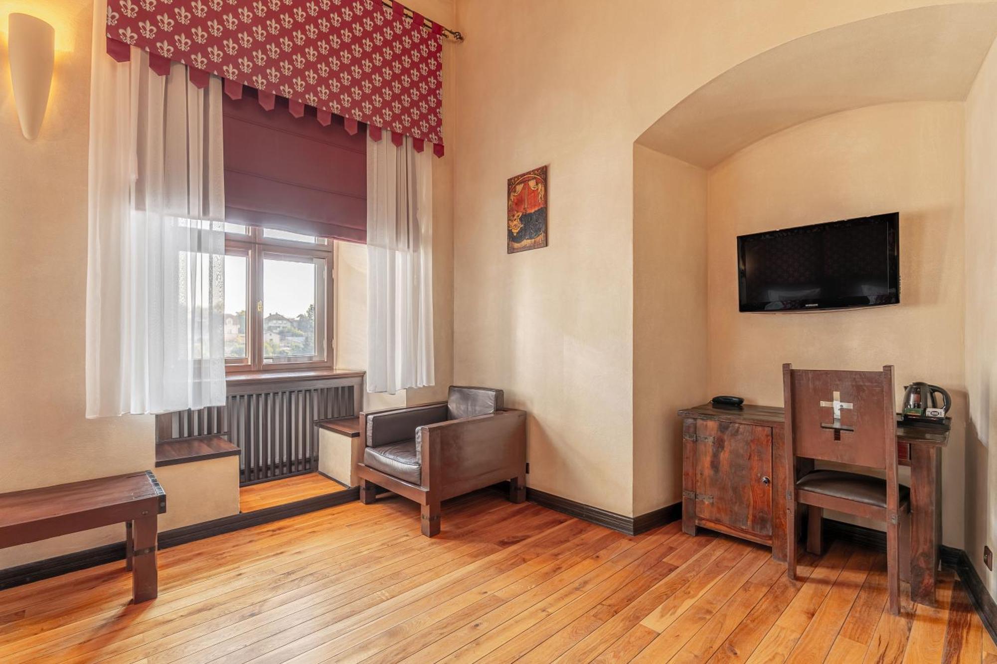 Zamek Uniejow Aparthotel Екстериор снимка