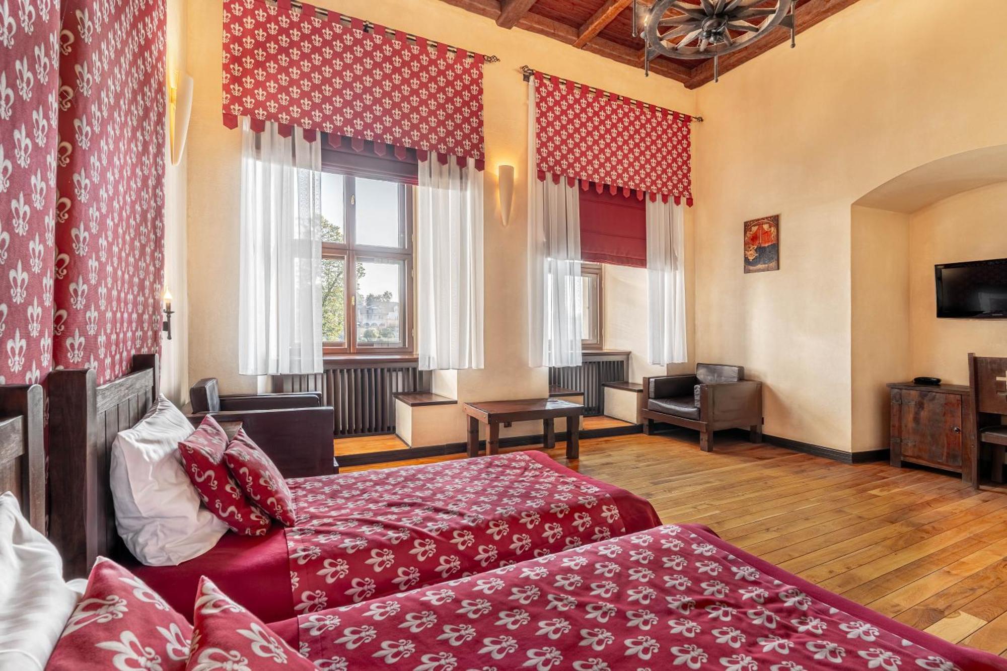 Zamek Uniejow Aparthotel Екстериор снимка