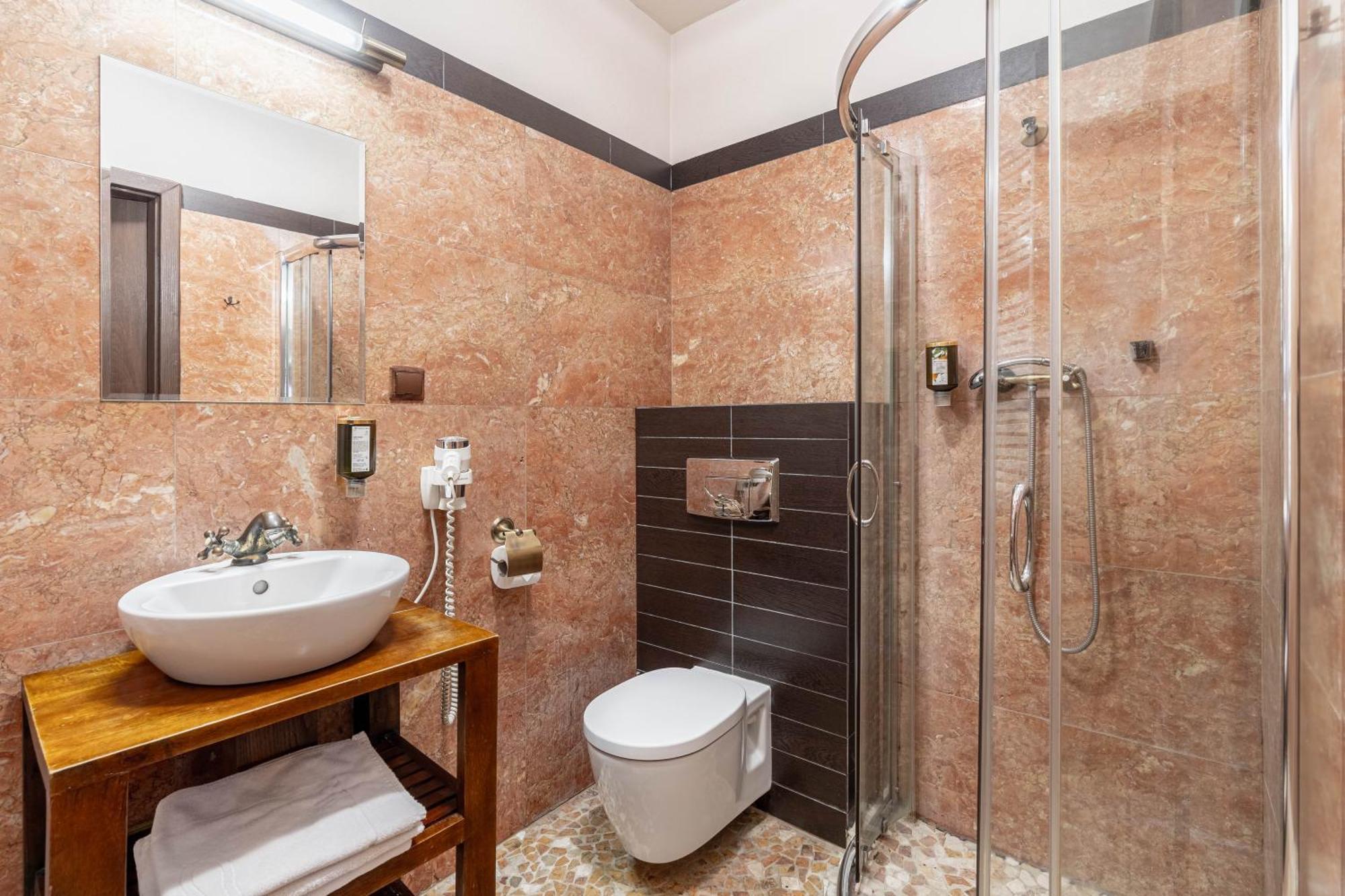 Zamek Uniejow Aparthotel Екстериор снимка