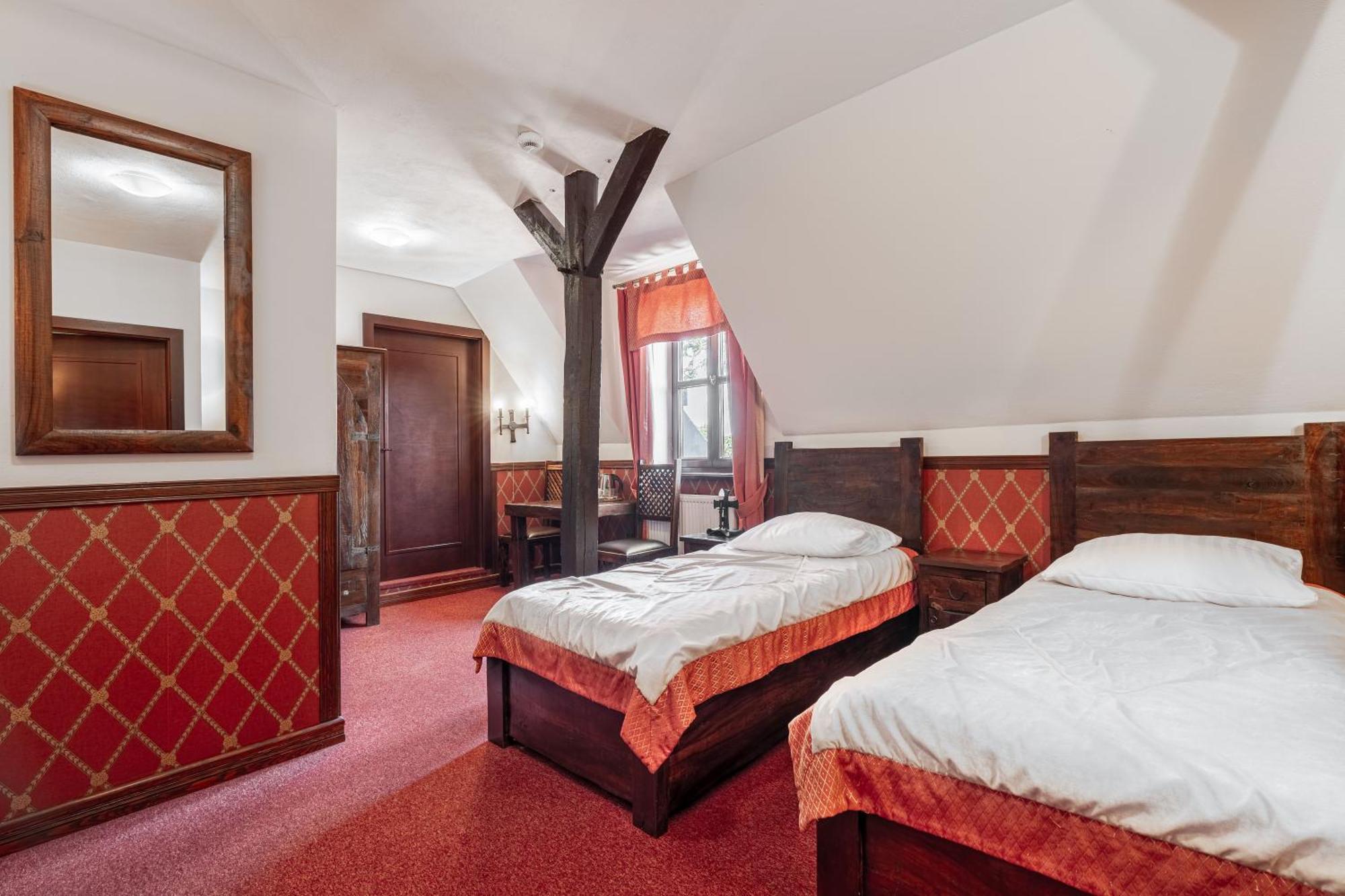 Zamek Uniejow Aparthotel Екстериор снимка