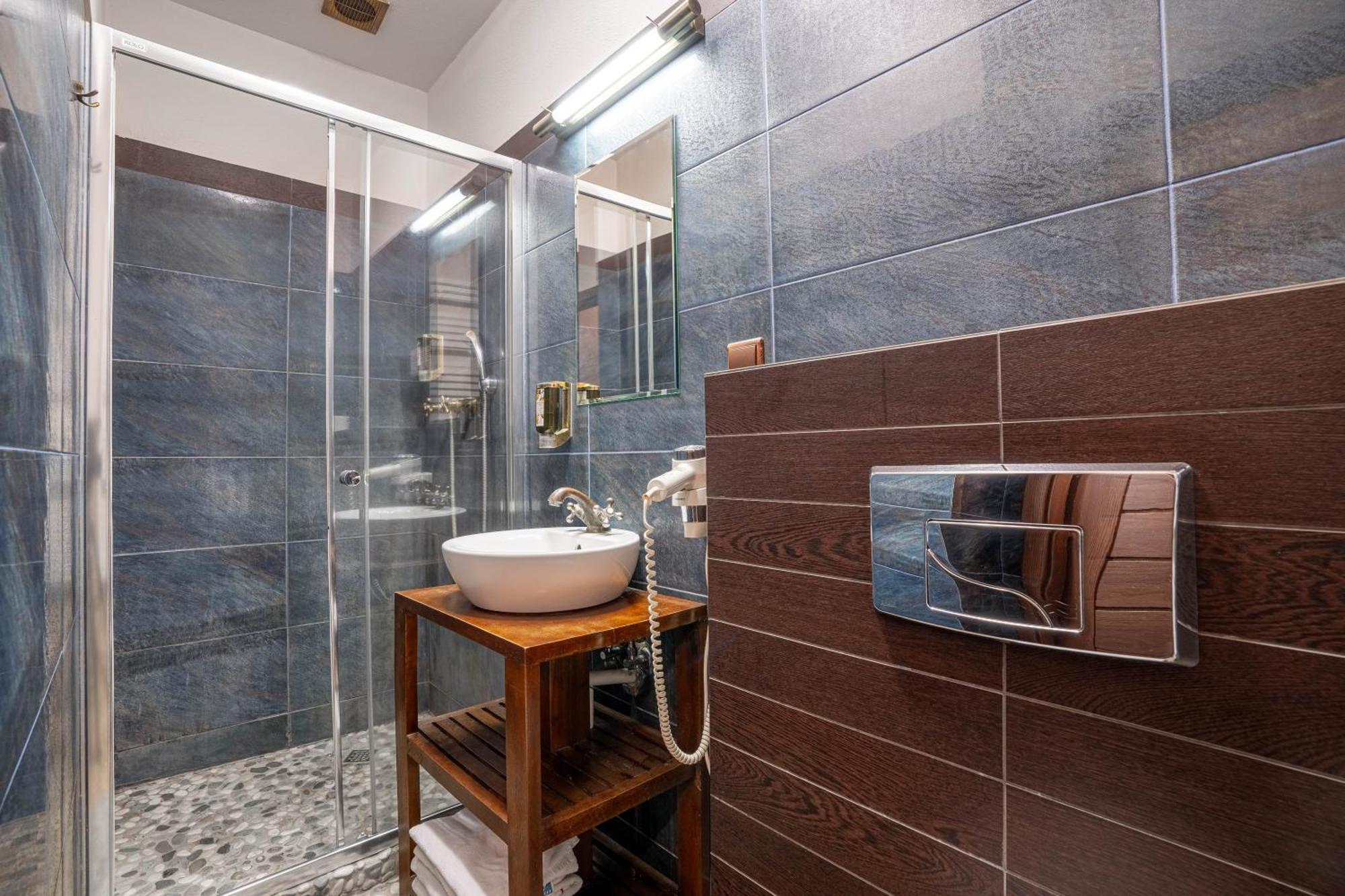 Zamek Uniejow Aparthotel Екстериор снимка